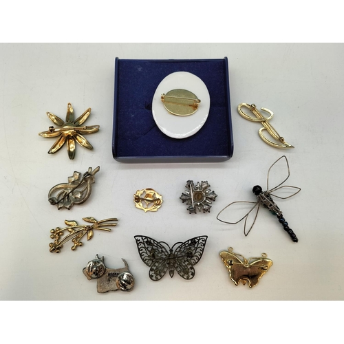 141 - Collection of Brooches (11) to include Aynsley Flower Brooch, etc.