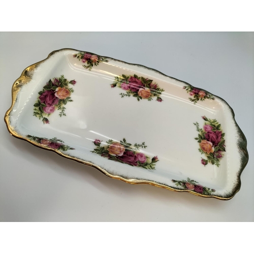 469 - Vintage Royal Albert 'Old Country Roses' Sandwich Tray plus 2 x Caithness Studio Art Glass Vases in ... 