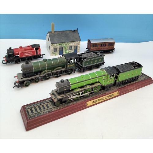 579 - Collection of 00 Gauge Railway Items to include Hornby Engine, Track, Buildings, etc.