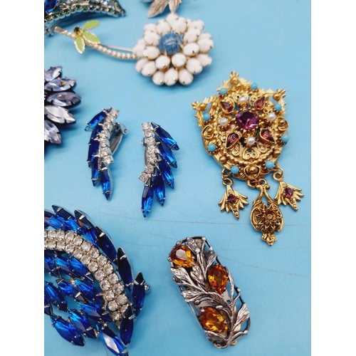 200 - Collection of Mixed Vintage and Modern Costume Jewellery, mostly Brooches.