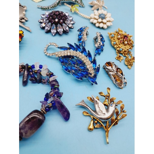 200 - Collection of Mixed Vintage and Modern Costume Jewellery, mostly Brooches.