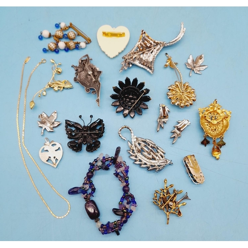 200 - Collection of Mixed Vintage and Modern Costume Jewellery, mostly Brooches.