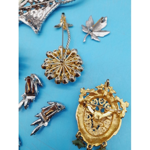 200 - Collection of Mixed Vintage and Modern Costume Jewellery, mostly Brooches.