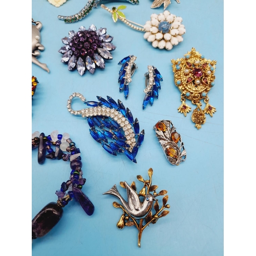 200 - Collection of Mixed Vintage and Modern Costume Jewellery, mostly Brooches.