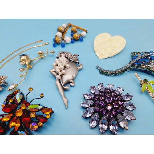 200 - Collection of Mixed Vintage and Modern Costume Jewellery, mostly Brooches.