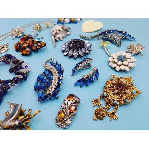 200 - Collection of Mixed Vintage and Modern Costume Jewellery, mostly Brooches.