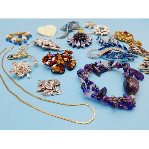 200 - Collection of Mixed Vintage and Modern Costume Jewellery, mostly Brooches.