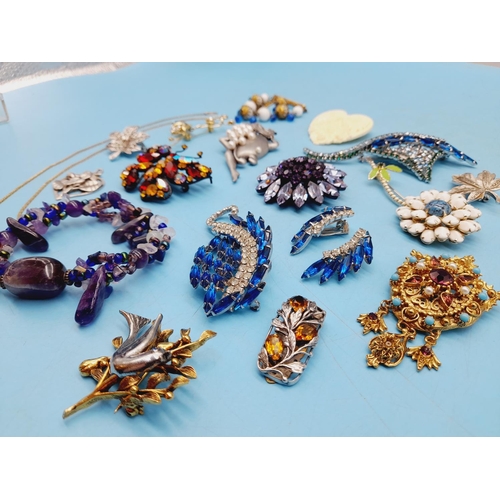 200 - Collection of Mixed Vintage and Modern Costume Jewellery, mostly Brooches.