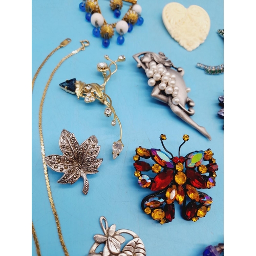 200 - Collection of Mixed Vintage and Modern Costume Jewellery, mostly Brooches.