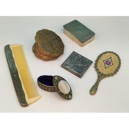 349 - Collection of Vintage and Modern Compacts and Pill Boxes, including Stratton.