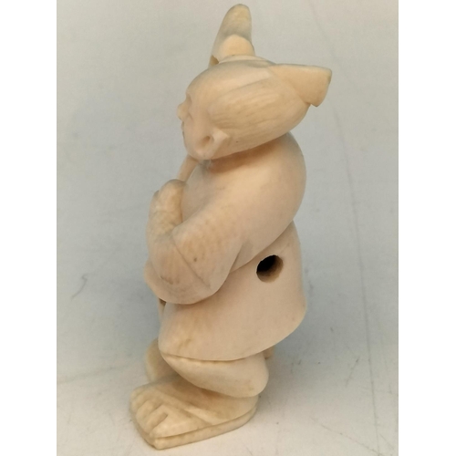 Japanese Carved Netsuke. 5cm Tall. Signed to Underside.