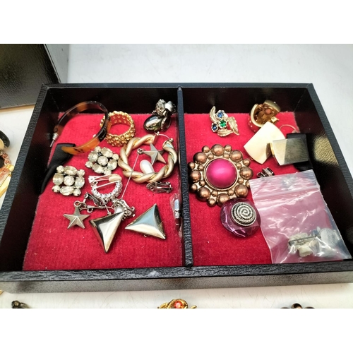 326 - Jewellery Box and Contents.