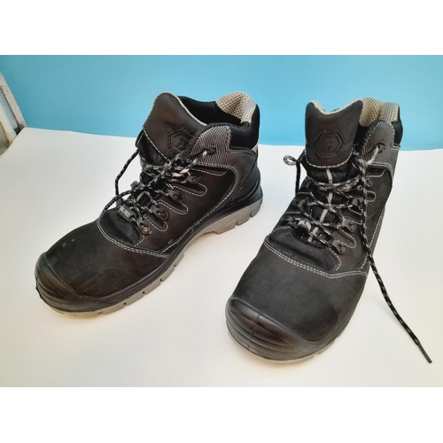 493 - Pair of Men's Blackrock Black Boots. Size 9 EU43. Used.