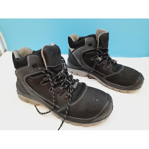 355 - Pair of Men's Blackrock Black Boots. Size 9 EU43. Used.