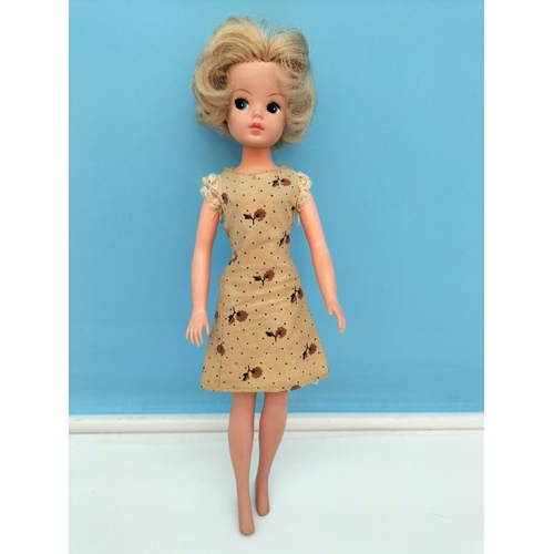 124 - Boxed Vintage 1970's Pedigree Sindy Doll (44618) in Original Box and Clothing.