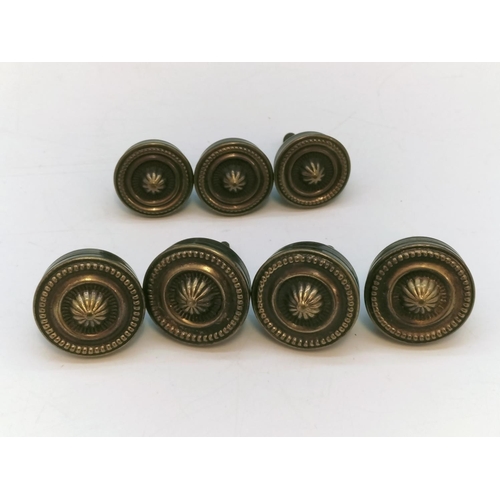 436 - Antique Brass Effect Door/Drawer Knobs (7).