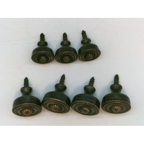 436 - Antique Brass Effect Door/Drawer Knobs (7).