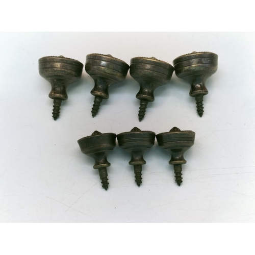 436 - Antique Brass Effect Door/Drawer Knobs (7).