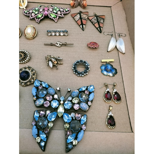 535 - Collection of Mixed Vintage and Modern Costume Jewellery to include Brooches, Earrings, etc.