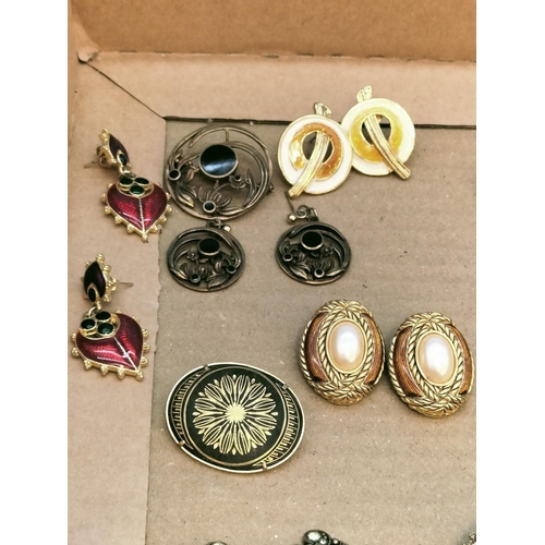 535 - Collection of Mixed Vintage and Modern Costume Jewellery to include Brooches, Earrings, etc.