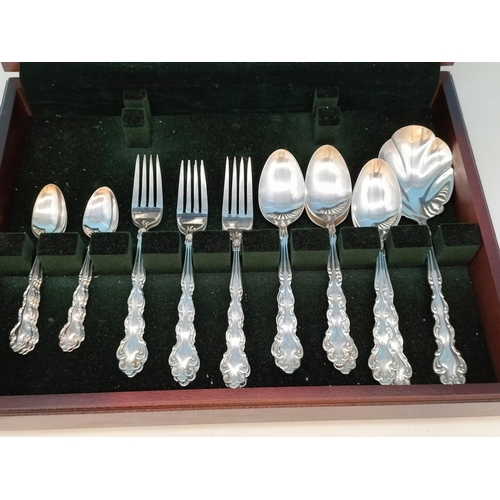 113 - Wooden Cased Community 32 Piece Canteen Cutlery Set.