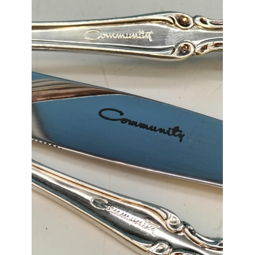 113 - Wooden Cased Community 32 Piece Canteen Cutlery Set.