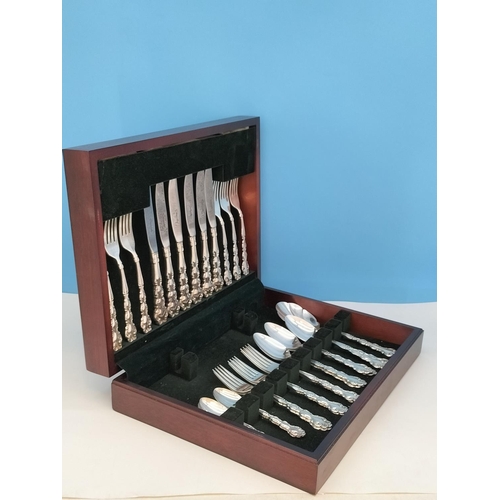 113 - Wooden Cased Community 32 Piece Canteen Cutlery Set.