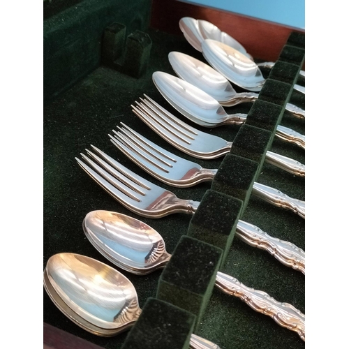 113 - Wooden Cased Community 32 Piece Canteen Cutlery Set.