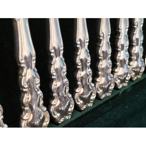 113 - Wooden Cased Community 32 Piece Canteen Cutlery Set.