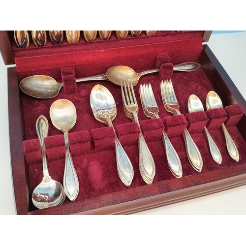 413 - Wooden Cased Oneida 40 Piece Canteen of Cutlery.