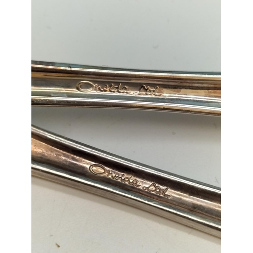 413 - Wooden Cased Oneida 40 Piece Canteen of Cutlery.