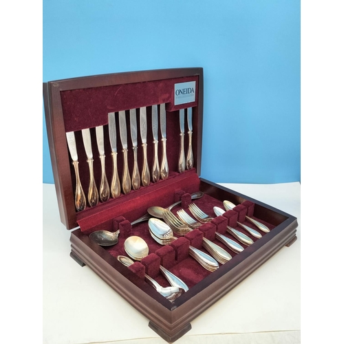 413 - Wooden Cased Oneida 40 Piece Canteen of Cutlery.