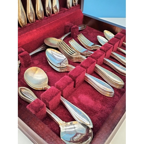 413 - Wooden Cased Oneida 40 Piece Canteen of Cutlery.