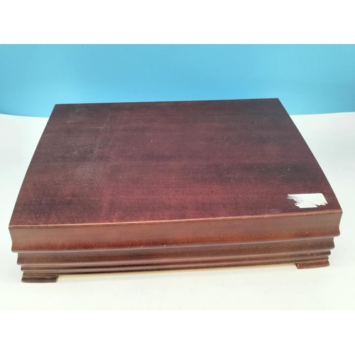 413 - Wooden Cased Oneida 40 Piece Canteen of Cutlery.
