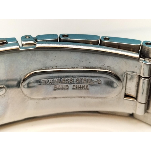 76 - Boxed Seiko Watch. Requires Battery. Crack to Glass.