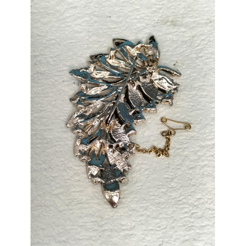 93 - Collection of Vintage Brooches (4). One also a Pendant with a Pair of Matching Clip on Earrings. All... 