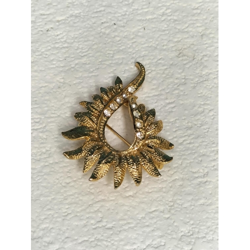 93 - Collection of Vintage Brooches (4). One also a Pendant with a Pair of Matching Clip on Earrings. All... 