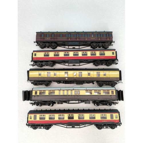 39 - Collection of Hornby Dublo Coaches (5) to include Corridor Coach 3935 (2), Maroon Coach 25250, Choco... 