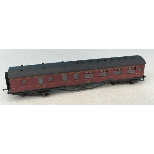 41 - Collection of Airfix Products 00 Gauge Railway Coaches (5) to include Passenger Coach 5542 x 2, Corr... 