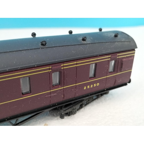 41 - Collection of Airfix Products 00 Gauge Railway Coaches (5) to include Passenger Coach 5542 x 2, Corr... 