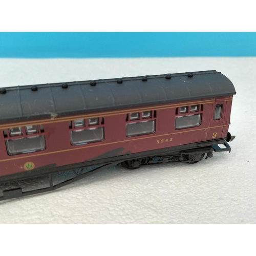 41 - Collection of Airfix Products 00 Gauge Railway Coaches (5) to include Passenger Coach 5542 x 2, Corr... 