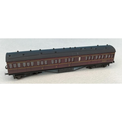 41 - Collection of Airfix Products 00 Gauge Railway Coaches (5) to include Passenger Coach 5542 x 2, Corr... 