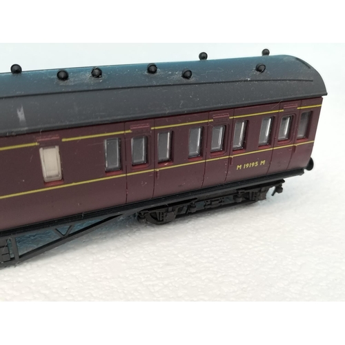 41 - Collection of Airfix Products 00 Gauge Railway Coaches (5) to include Passenger Coach 5542 x 2, Corr... 