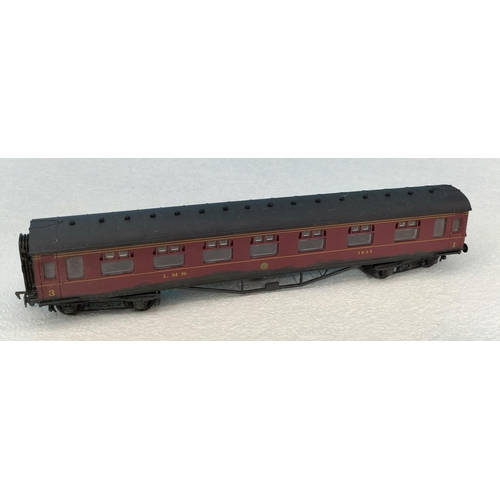 41 - Collection of Airfix Products 00 Gauge Railway Coaches (5) to include Passenger Coach 5542 x 2, Corr... 