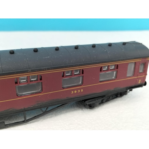 41 - Collection of Airfix Products 00 Gauge Railway Coaches (5) to include Passenger Coach 5542 x 2, Corr... 