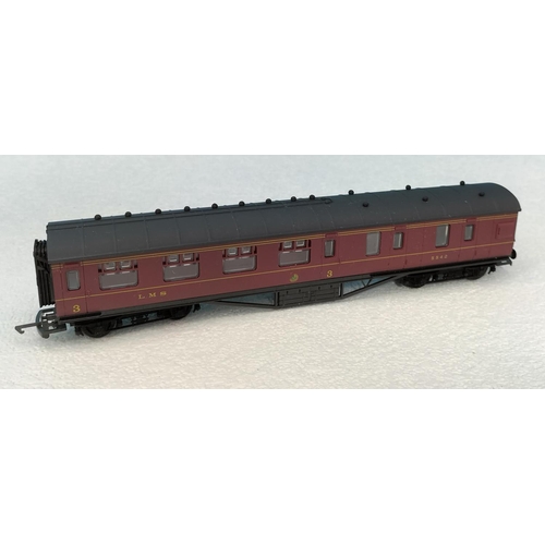 41 - Collection of Airfix Products 00 Gauge Railway Coaches (5) to include Passenger Coach 5542 x 2, Corr... 