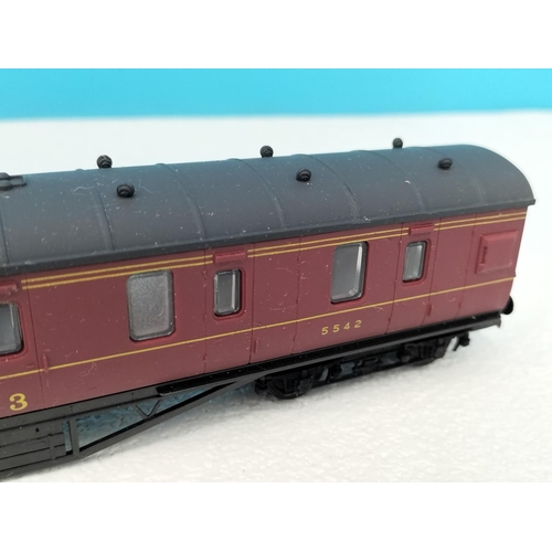 41 - Collection of Airfix Products 00 Gauge Railway Coaches (5) to include Passenger Coach 5542 x 2, Corr... 