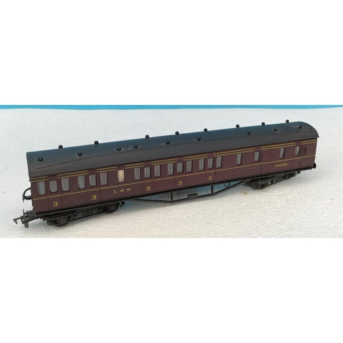 41 - Collection of Airfix Products 00 Gauge Railway Coaches (5) to include Passenger Coach 5542 x 2, Corr... 
