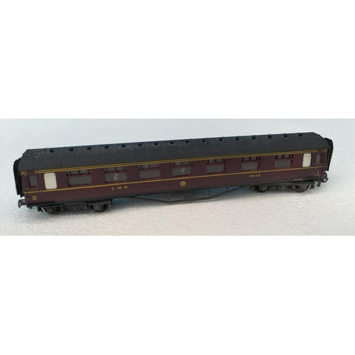 42 - Collection of Airfix Products 00 Gauge Railway Coaches (5) to include Passenger Coach 3935 x 2, Thir... 
