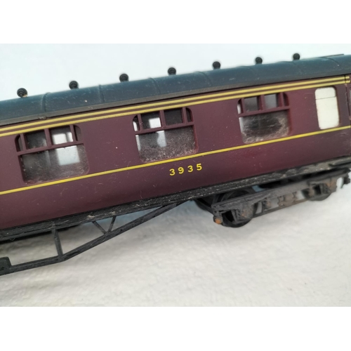42 - Collection of Airfix Products 00 Gauge Railway Coaches (5) to include Passenger Coach 3935 x 2, Thir... 